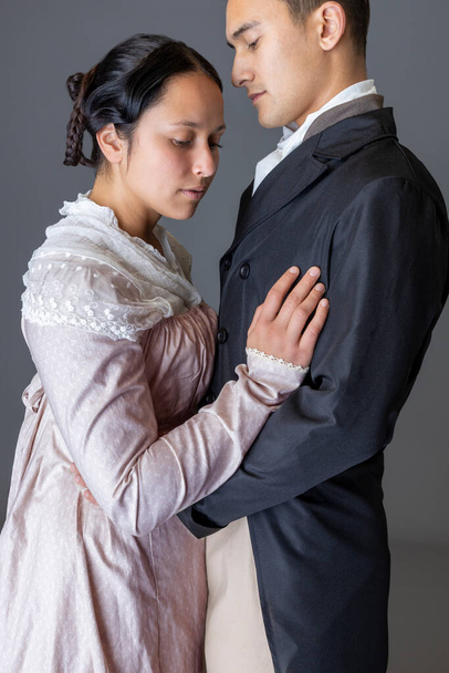 Una coppia Regency in un romantico abbraccio sullo sfondo di uno studio - Foto, immagini