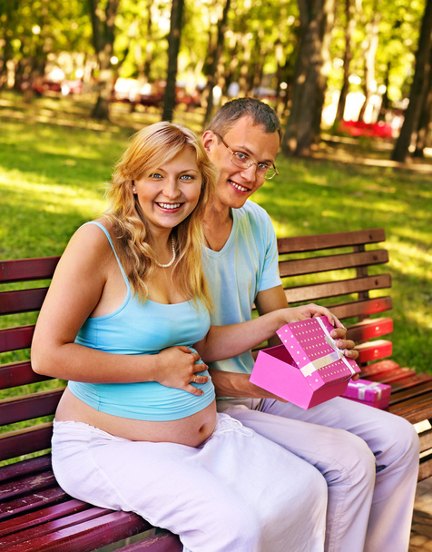 Mujer embarazada con hombre al aire libre
. - Foto, Imagen