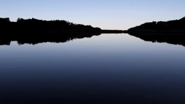 Delineamentos sobre calmo lago de montanha no crepúsculo
 - Filmagem, Vídeo