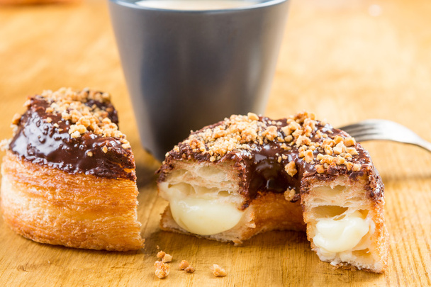Donut cronut op een tafel wodden - Foto, afbeelding