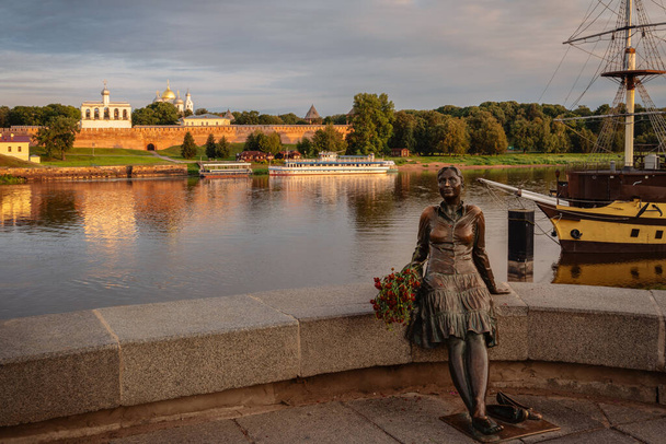  ソフィア堤防、ノヴゴロドクレムリンの壁、ヴォルホフ川のほとりにある記念碑「疲れた観光客」、ヴェリキー・ノヴゴロド、ノヴゴロド地域、ロシア - 写真・画像