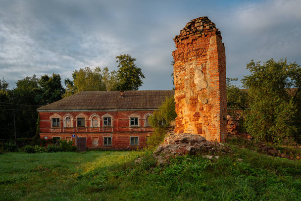 Blick auf die Ruinen der Geburtskathedrale der Jungfrau vom Zehnten und das Schwestergebäude im Hintergrund an einem sonnigen Sommermorgen, Veliky Novgorod, Russland - Foto, Bild