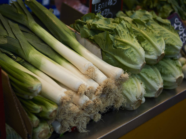 A closeup shot of leek and lettuce at a street market - Foto, immagini