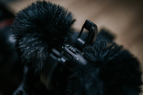 SARAJEVO, BOSNIA AND HERZEGOVINA - Jul 29, 2021: A closeup of a shotgun microphone on a Canon camera - Foto, afbeelding