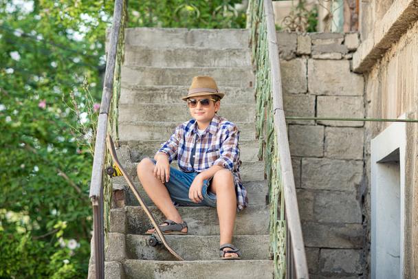 Boy outdoors with skateboard - Foto, Imagem