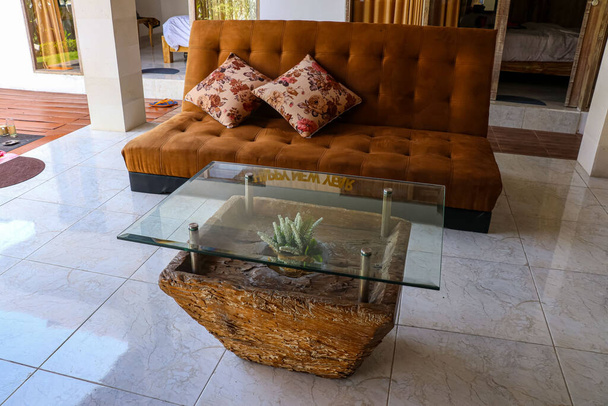 mesa superior de cristal con soporte de madera aislado en suelo blanco - Foto, Imagen