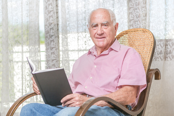 oude man lezen - Foto, afbeelding