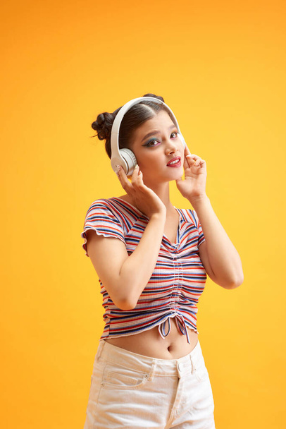 Portret młodej kobiety noszenia słuchawek, słuchanie muzyki - Zdjęcie, obraz