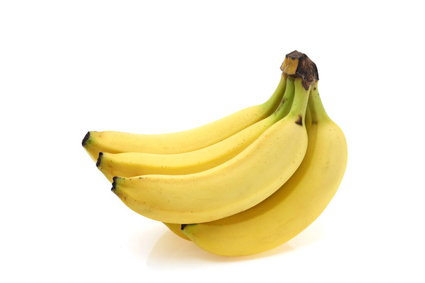 Banda świeżych bananów izolowanych na białym tle    - Zdjęcie, obraz