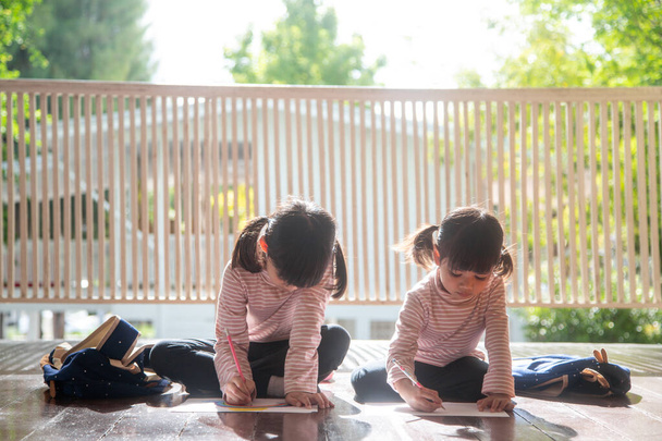 Двоє азіатських дітей роблять домашню роботу разом - Фото, зображення