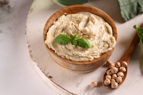 Свежий традиционный хумус из гороха и оливкового масла - Фото, изображение