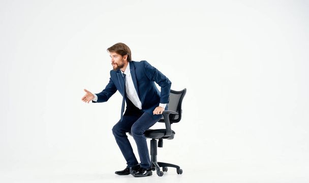 üzletember öltönyben ül egy székben  - Fotó, kép