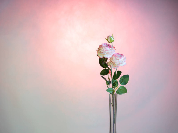 Искусственный розовый цветок на розовом фоне. Есть место для смс. Концепция открытки - Фото, изображение