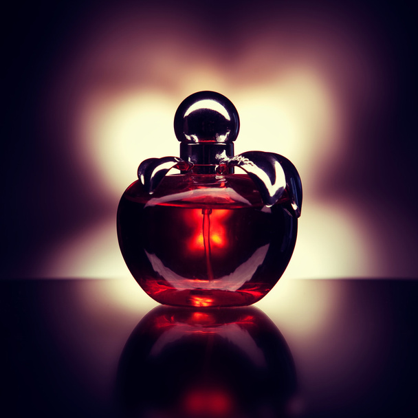 Бутылка духов в форме яблока с отражением
 - Фото, изображение