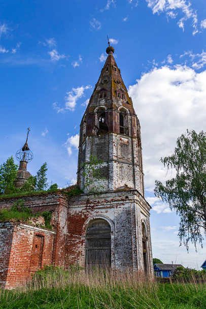 Das Innere einer verlassenen Kirche, Dorf Ostrov, Provinz Kostroma, Russland. Das Baujahr ist 1782. Derzeit ist der Tempel verlassen. - Foto, Bild