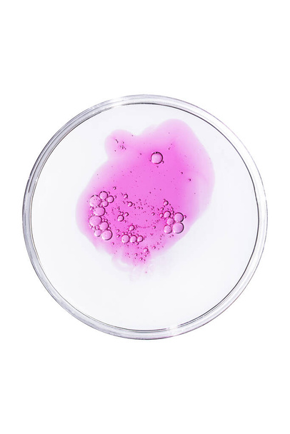 Abstraktní Petriho misky s kosmetickým sérem izolované na bílém pozadí horní pohled. Vědecká kosmetická laboratorní koncepce. Kosmetický výzkum, výrobky pro péči o pleť. - Fotografie, Obrázek