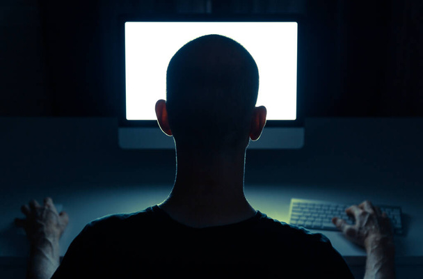 Мужчина с преступными намерениями груминг в Интернете. - Фото, изображение