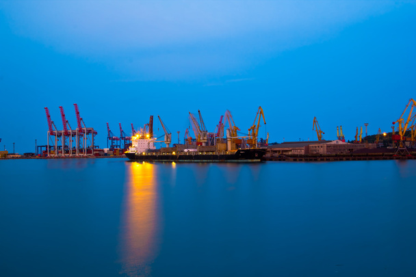 Загрузка судна в морском порту
 - Фото, изображение