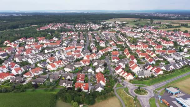 Videó egy drón felüljáróról a déli hessian közösség Offenthal közelében Frankfurt a nap folyamán nyáron - Felvétel, videó