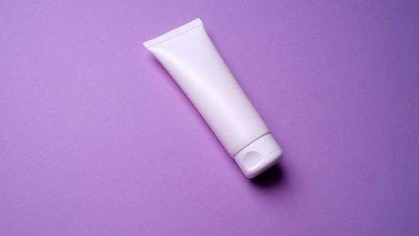 упаковка крема для рук или лица на розовом фоне - Фото, изображение