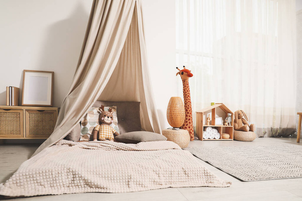 Útulný dětský pokoj s hracím stanem, hračkami a pohodlnou postelí. Interiér Montessori - Fotografie, Obrázek