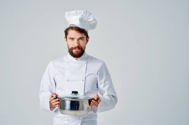 chef masculino con una cacerola en sus manos  - Foto, Imagen