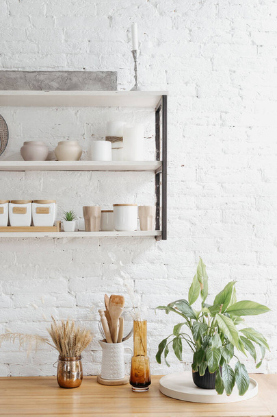 Modern ev mutfağı tasarımı, iç dekorasyonu ahşap. Kimsesiz minimalist bir evin dikey çekimi, İskandinav mobilyalarına yakın çekim. Tezgahı olan bir daire, masa takımı olan bir raf.. - Fotoğraf, Görsel