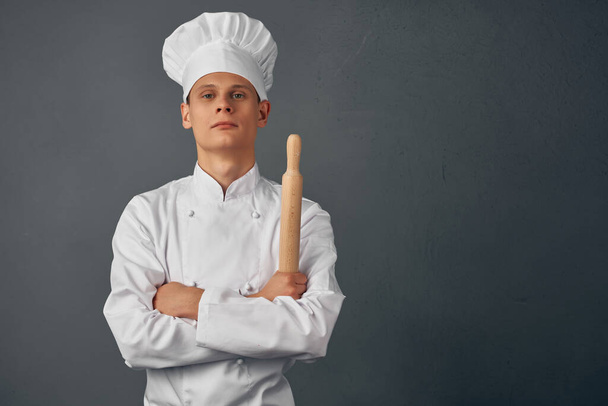 un hombre con uniforme de chef en un restaurante cocinando. Foto de alta calidad - Foto, imagen