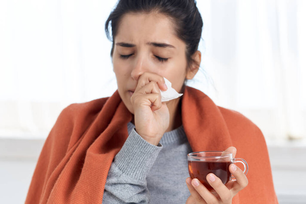 Kranke Frau mit abgeklopfter Nase. Hochwertiges Foto - Foto, Bild