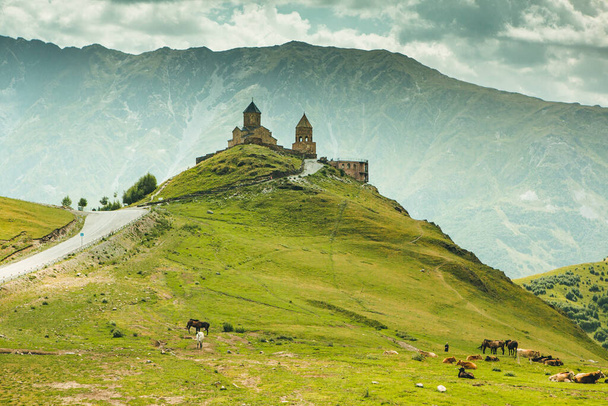 Una bella fotografia di paesaggio con montagne del Caucaso in Georgia - Foto, immagini