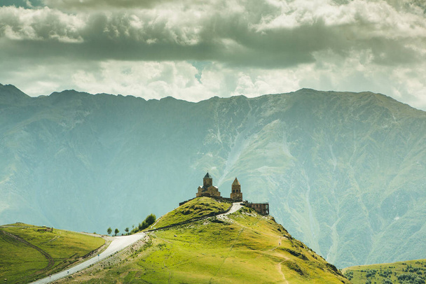 Una hermosa fotografía de paisaje con las montañas del Cáucaso en Georgia - Foto, Imagen