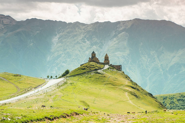 Egy gyönyörű tájkép a Kaukázus-hegység Georgia - Fotó, kép