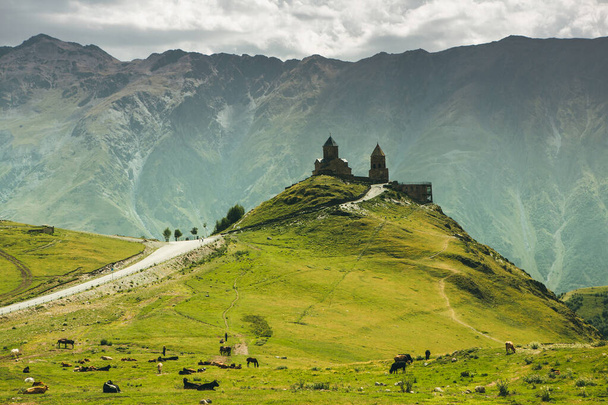 Een prachtige landschapsfotografie met Kaukasusgebergte in Georgië - Foto, afbeelding