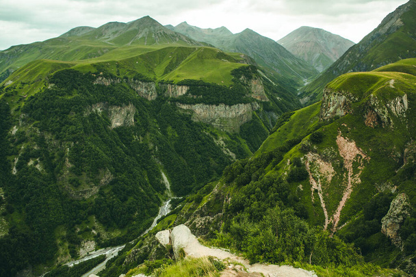 Krásná krajinná fotografie s Kavkazskými horami v Gruzii - Fotografie, Obrázek