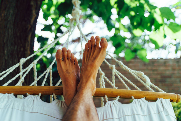 Személyes perspektívája meztelen férfi láb pihentető függőágy - Fotó, kép