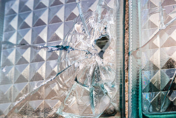 fragmento de una antigua pared hecha de ladrillos de vidrio azul agrietado como composición de textura de fondo - Foto, imagen