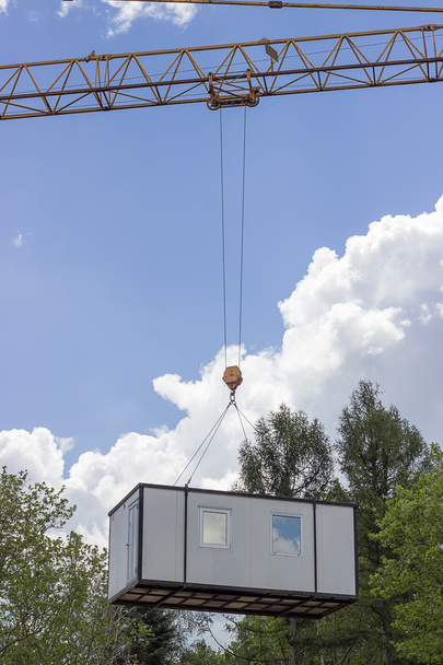 Kran hebt und bewegt Containerhaus - Foto, Bild