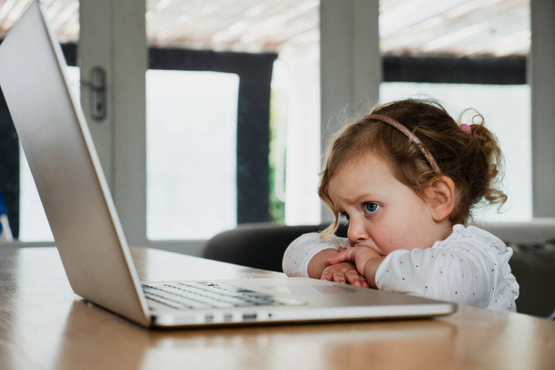 Genç beyaz kız dizüstü bilgisayardan film izliyor. - Fotoğraf, Görsel