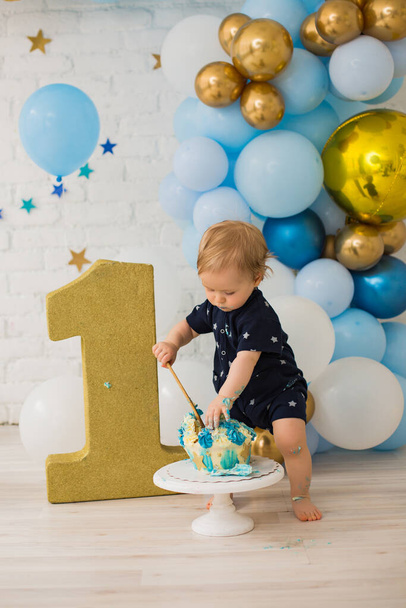 Baby boy eat blue smash cake - Foto, immagini