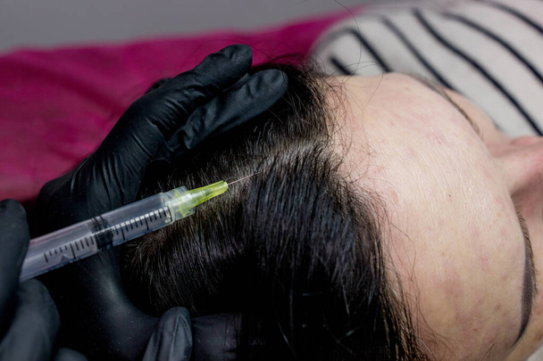 Procedure of mesotherapy. The doctor cosmetologist makes the procedure of mesotherapy in woman. - Zdjęcie, obraz