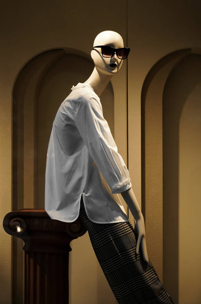 female mannequin in  sunglasses on head, white shirt.  - Foto, Imagen