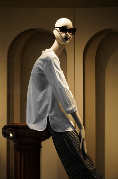 female mannequin in  sunglasses on head, white shirt.  - Фото, изображение