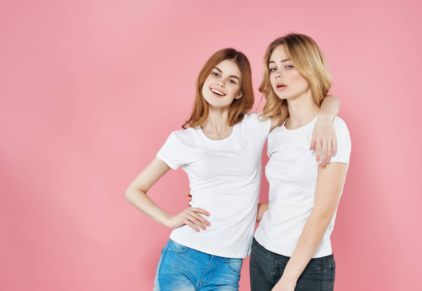 moderní přítelkyně mládež styl objetí přátelství růžové pozadí - Fotografie, Obrázek