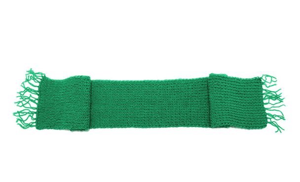 Зеленый вязаный шарф на белом фоне. - Фото, изображение