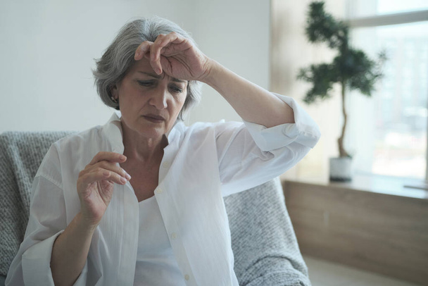 Pensive smutný senior středního věku babička strach depresivní osamělý doma od úzkosti a samoty - Fotografie, Obrázek
