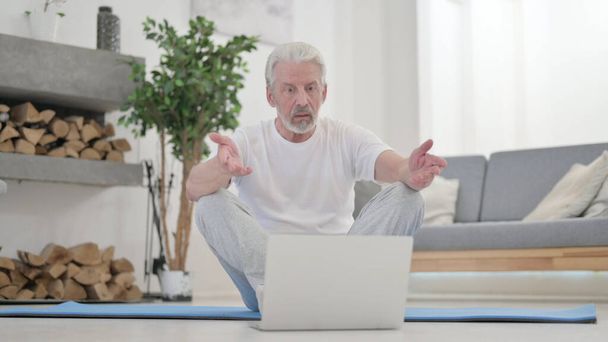 Starý muž mluví na video hovor na cvičení Mat doma - Fotografie, Obrázek