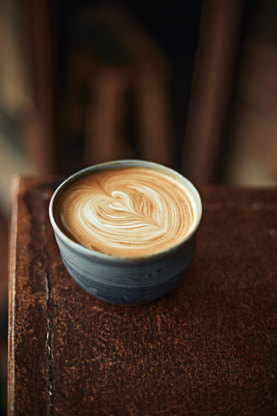 Selective focus cup of hot latte art coffee,focus at white foam - Foto, Imagen