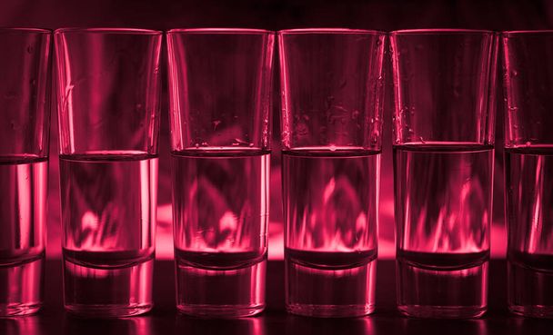 Палаючі коктейлі в склянці на столі
 - Фото, зображення