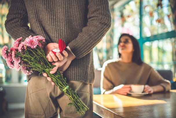 Мужчина делает предложение своей девушке в ресторане - Фото, изображение