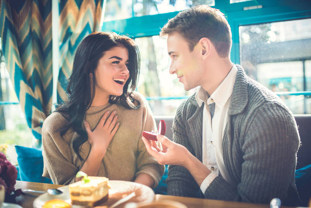 A boldog férfi ajánlatot tesz a barátnőjének az étteremben. - Fotó, kép